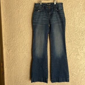 Wrangler Women’s Denim Jeans with a slight flared leg bottom. Only worn once.
